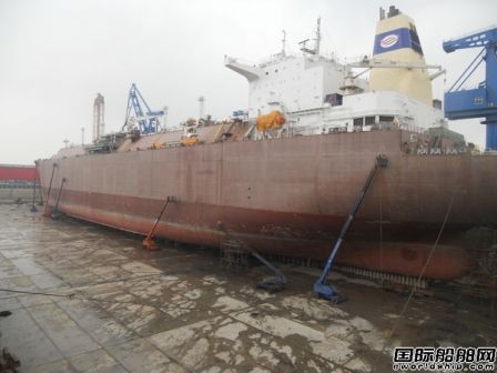 滬東中華LNG6號(hào)船二次入塢定位落墩