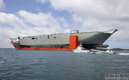 首艘“堪培拉”級兩棲艦船體抵達(dá)澳大利亞