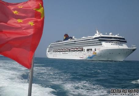 “海巡11302”輪護(hù)航“處女星”號(hào)安全靠泊