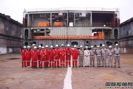 上海船廠鉆井駁2號船鋪底