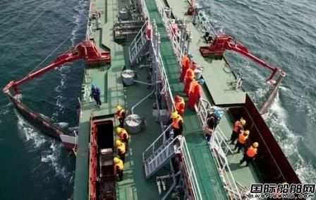 煙臺港首艘多功能浮油回收船實(shí)操演練