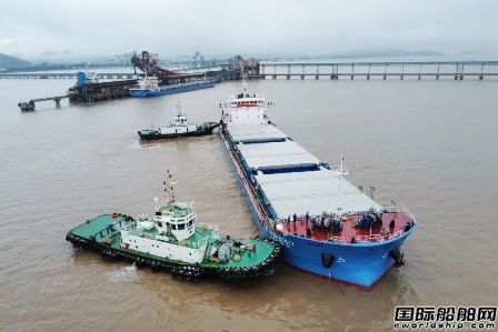國(guó)內(nèi)首制！兩艘長(zhǎng)江中游特定航線江海直達(dá)散貨船啟航