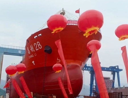 宏盛造船同日兩艘大船順利下水