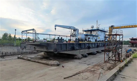 武漢航道船廠完成75米躉船起坡作業(yè)