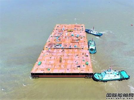 航通公司建造45000噸半潛駁船2總段下水