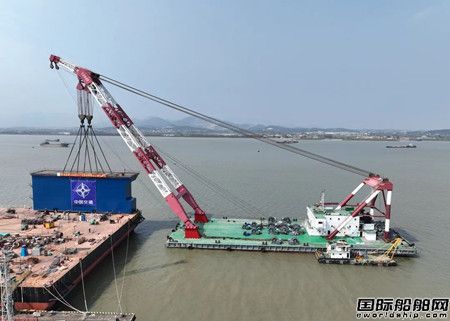 航通公司建造全球最大寬扁淺吃水型半潛駁完成塔樓首吊