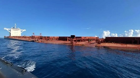 一艘海岬型船駛往中國(guó)途中觸礁擱淺！滿載近18萬噸鋁土礦