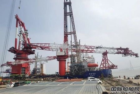 南通振華重裝完成“海峰1001”風(fēng)電安裝平臺(tái)起重機(jī)總裝