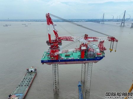 振華重工為中交海峰建造2500T風(fēng)電安裝平臺完成全程抬升試驗