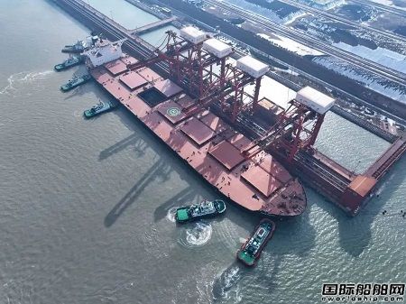 江蘇首次！40萬(wàn)噸礦砂船首次靠泊連云港港