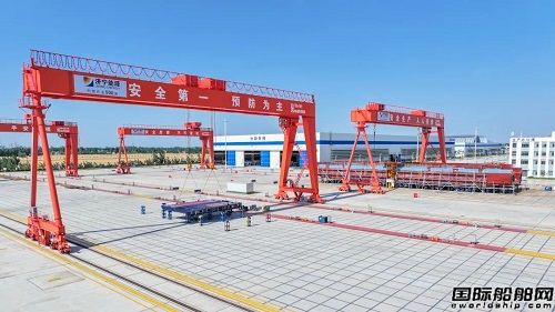 新能船業(yè)67.6米純電動(dòng)力集裝箱船基準(zhǔn)分段完成船臺(tái)搭載