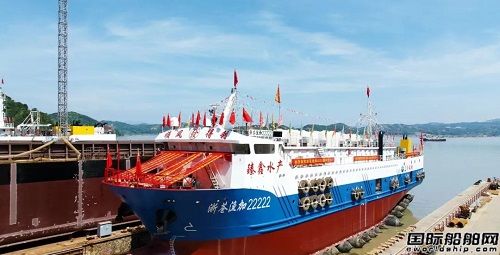 立新船舶為乾鑫水產(chǎn)建造68米冷藏漁業(yè)加工船順利吉水