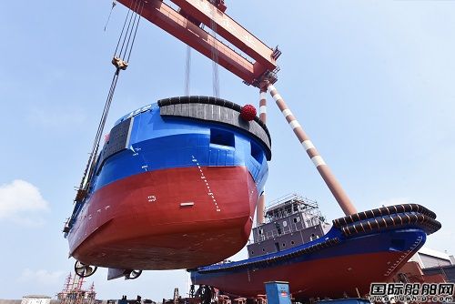 鎮(zhèn)江船廠“一帶一路”頂推船順利下水