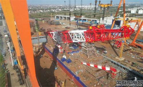 振華重工為中交二航局建造150米打樁船完成樁架空中對(duì)接
