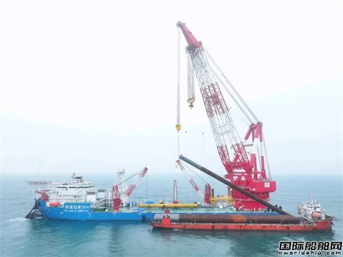 5000噸全回轉(zhuǎn)起重船“鐵建起重5000”首次投入使用