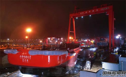 連云港港自主建造純電動(dòng)拖輪主船體上水