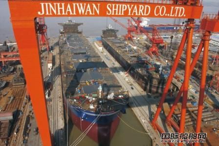 金海重工又一艘17.6萬(wàn)噸散貨船出塢