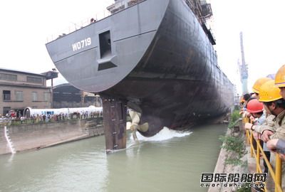 蕪湖新聯(lián)船廠3萬噸雙殼散貨船下水