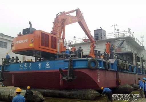 湖南益陽(yáng)中海船舶一挖泥船下水