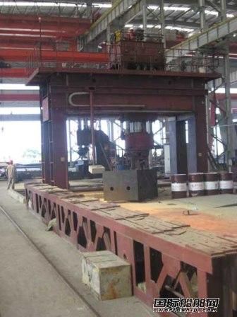 新勝海船業(yè)千噸油壓機投入使用